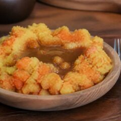 Hutspot uitgelicht op een bord met gestampte aardappel en wortel